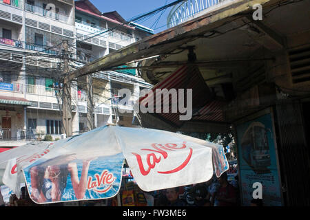 Strom-und Telefonleitungen sind Teil der Infrastruktur über einer Stadtstraße in Phnom Penh, Kambodscha. Stockfoto