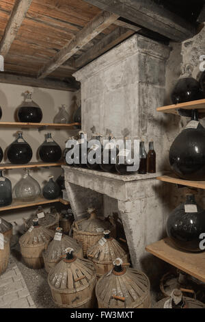 Cognac Altern Lagern in Flaschen aus Glas Stockfoto