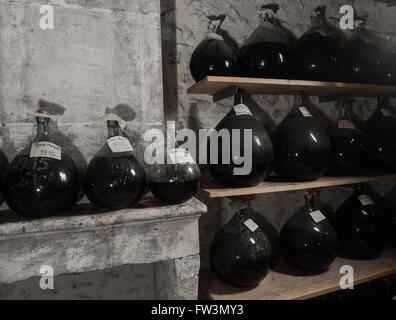 Cognac Altern Lagern in Flaschen aus Glas Stockfoto