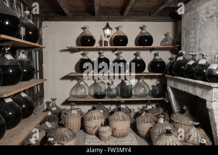 Cognac Altern Lagern in Flaschen aus Glas Stockfoto