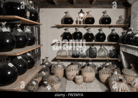 Cognac Altern Lagern in Flaschen aus Glas Stockfoto