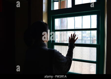 Versuchen Sie, was Ihre Pflanzen-Energie durch strahlend gute Gedanken und Energie bei ihnen jedes Mal, wenn Sie sie besuchen Stockfoto