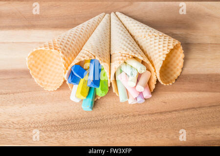 Pastell Kreide in den Wafer Zapfen auf hölzernen Hintergrund Stockfoto