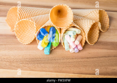 Pastell Kreide in den Wafer Zapfen auf hölzernen Hintergrund Stockfoto