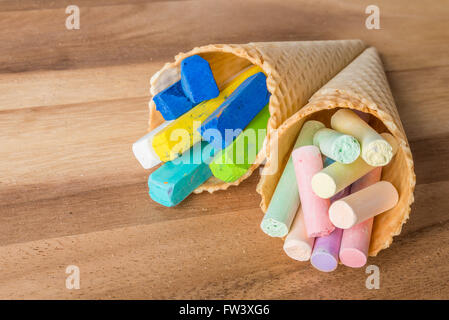 Nahaufnahme von Pastell Kreide in den Wafer Zapfen auf hölzernen Hintergrund Stockfoto