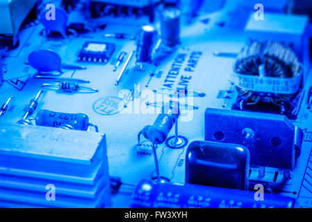 Elektronikplatine mit Kondensatoren und Chips in blauer Farbe Stockfoto