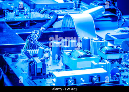 Motherboard mit Kondensatoren und Chips in blauer Farbe Stockfoto