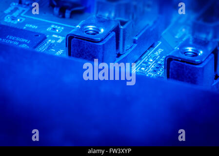 Batteriegestützte Board in blauer Farbe mit Kondensatoren und Pommes frites Stockfoto