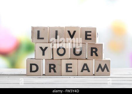 Leben Ihren Traum-Meldung auf hölzerne Würfel auf einem Tisch Stockfoto