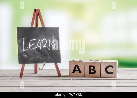 Blackboard und Würfel mit Alphabet melden Sie auf einem Tisch Stockfoto