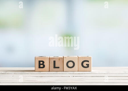 Blog-Zeichen auf einem Holztisch mit Würfel Stockfoto