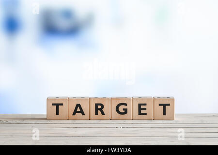 Ziel-Schild mit hölzernen Würfel auf einem Tisch Stockfoto
