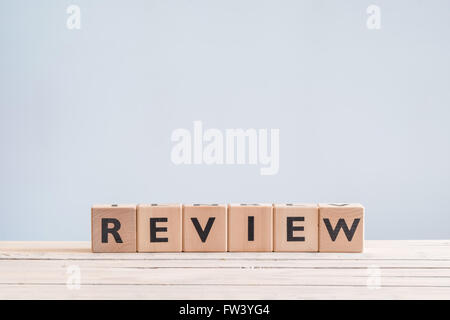 Beitrag Schlagzeile Zeichen gemacht aus Holz auf einem Tisch Stockfoto