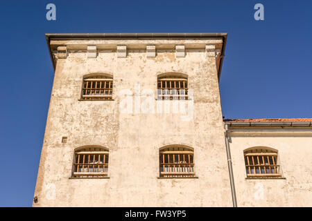 Gefängnisgebäude mit Bars unter Windows im spanischen Stil Stockfoto