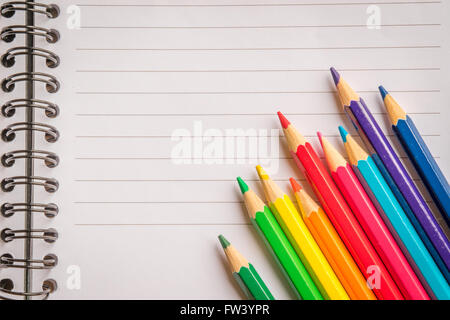 Bleistifte in verschiedenen Farben auf dem linearen Papier Stockfoto