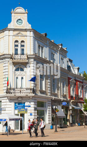 Ruse, Bulgarien - 29. September 2014: Streetview mit normalen Bürger zu Fuß am Stadtplatz in der Nähe von erste Privatbank "Girdap" Stockfoto