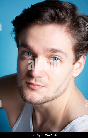 Porträt eines jungen Mannes mit braunen Haaren. Stockfoto