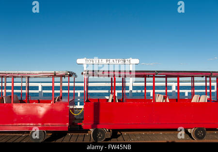 Der kleine rote Zug fährt entlang der längsten Mole der südlichen Hemisphäre, Busselton, Western Australia Stockfoto