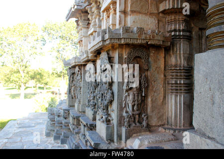 Außenwand des Hoysaleswara Tempel, Dorasamudra, Hassan District, Karnataka, Indien, gebaut um 1121 n. Chr. dekoriert Stockfoto