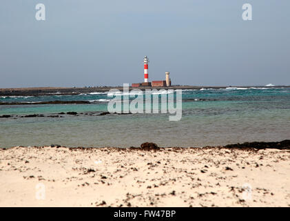 Rot-weiß gestreifte Leuchtturm Faro de Toston, El Cotillo, Fuerteventura, Kanarische Inseln, Spanien Stockfoto