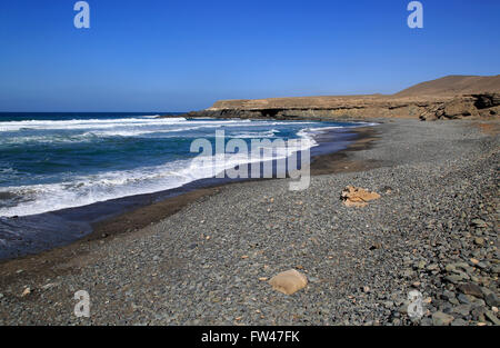 Wellen brechen sich am Strand von Playa de Garcey, Fuerteventura, Kanarische Inseln, Spanien Stockfoto