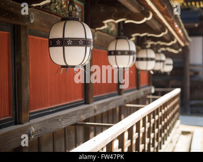 Laternen bei Kitano Tenmangu Schrein, Kyoto - bekannt für seine Pflaumenblüten Anfang März. Stockfoto