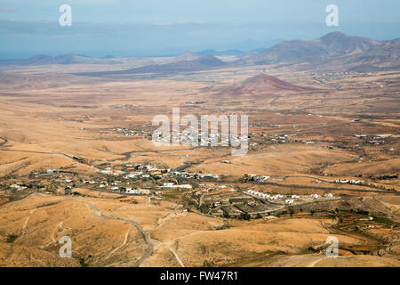 Blick auf Land und Dörfer in kargen Interieur von Fuerteventura, Kanarische Inseln, Spanien Stockfoto