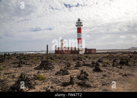 Rot-weiß gestreifte Leuchtturm Faro de Toston, El Cotillo, Fuerteventura, Kanarische Inseln, Spanien Stockfoto