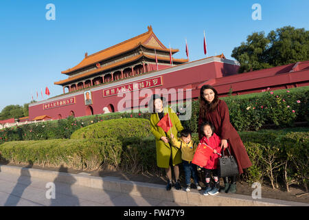 Peking, China - 27. Oktober 2015: Eine chinesische Familie, eine Selfie am Haupteingang um die Kaiserstadt in Peking. Stockfoto