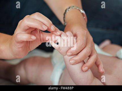 Womans Hände Finger Neugeborenen bei Untersuchung überprüfen Stockfoto