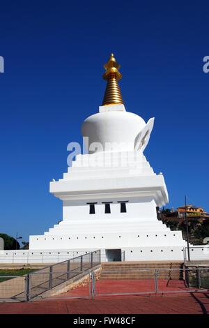 Ansicht des Stupa, eine kuppelförmige Gebäude errichtet als buddhistische Heiligtum in Benalmadena Puebo, Benalmadena, Spanien. Stockfoto