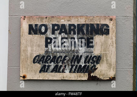 Zerklüfteter ld Holzschild "No Parking bitte" an Wand geschraubt Stockfoto