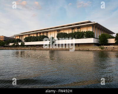 Kunst des Kennedy Center in Washington, D.C., betrachtet aus dem Potomac-Fluss. Stockfoto