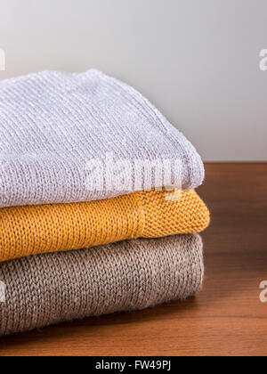 Haufen stricken Verschleiß auf einem Holztisch Stockfoto