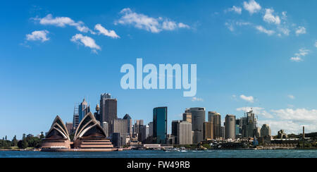 Skyline von Sydney gedreht von Harbour Bridge einschließlich Kai, Wolkenkratzer Stockfoto