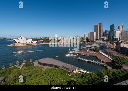 Skyline von Sydney gedreht von Harbour Bridge wie Kai, Wolkenkratzer und mehrere Schiffe Stockfoto