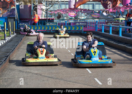 Großvater und Enkel, die im Wettbewerb mit go karts Stockfoto