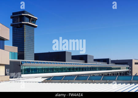 Der Kontrollturm und Terminals am Flughafen Narita in Tokio, Japan. Stockfoto