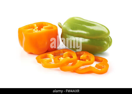 Grün und orange Paprika mit Scheiben auf weiß Stockfoto