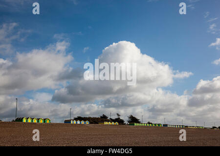 Strandhütten unter einem dramatischen Himmel Littlehampton West Sussex Stockfoto