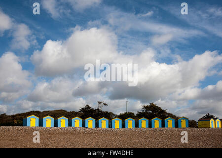 Strandhütten unter einem dramatischen Himmel Littlehampton West Sussex Stockfoto