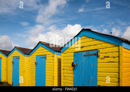 Strandhütten unter einem dramatischen Himmel Littlehampton West Sussex Stockfoto