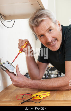 Elektriker installieren Buchse im neuen Haus Stockfoto