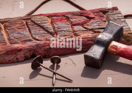 Aus Holz geschnitzte INRI-Placque mit Hammer und Nägeln Requisiten für die Passionsspiele, Adeje, Teneriffa, Kanarische Inseln, Spanien. Representac Stockfoto