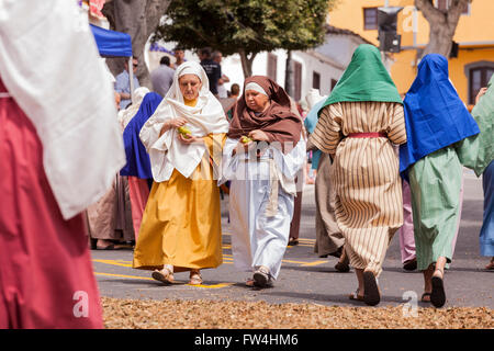 Einige der über 300 Laiendarsteller, die in den jährlichen Passionsspielen in Adeje, Teneriffa, Kanarische Inseln, Spanien teilnehmen. Vertreter Stockfoto