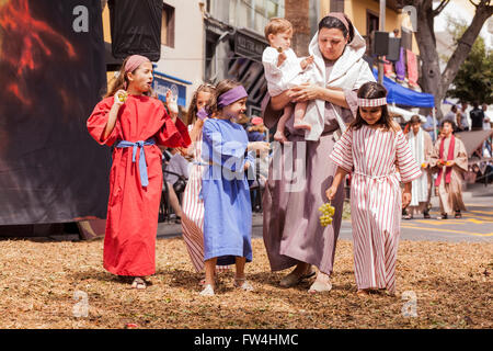 Einige der über 300 Laiendarsteller, die in den jährlichen Passionsspielen in Adeje, Teneriffa, Kanarische Inseln, Spanien teilnehmen. Vertreter Stockfoto