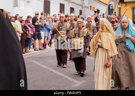 Einige der über 300 Laiendarsteller, die in den jährlichen Passionsspielen in Adeje, Teneriffa, Kanarische Inseln, Spanien teilnehmen. Vertreter Stockfoto