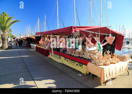 Marktstand, Verkauf von frischem Knoblauch an Barcelona Olympischer Hafen, Katalonien, Spanien Stockfoto