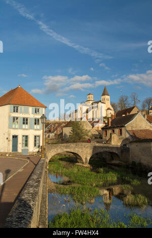 Französische Dorfbrücke am Fluss und Kirche in Chatillon sur seine. Stockfoto