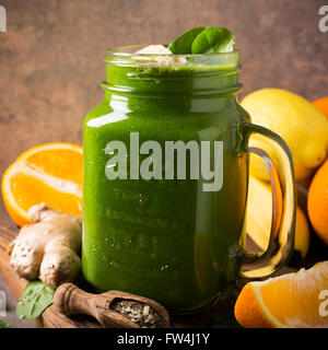 Gesunden grünen Smoothie mit Spinat in Glas Stockfoto